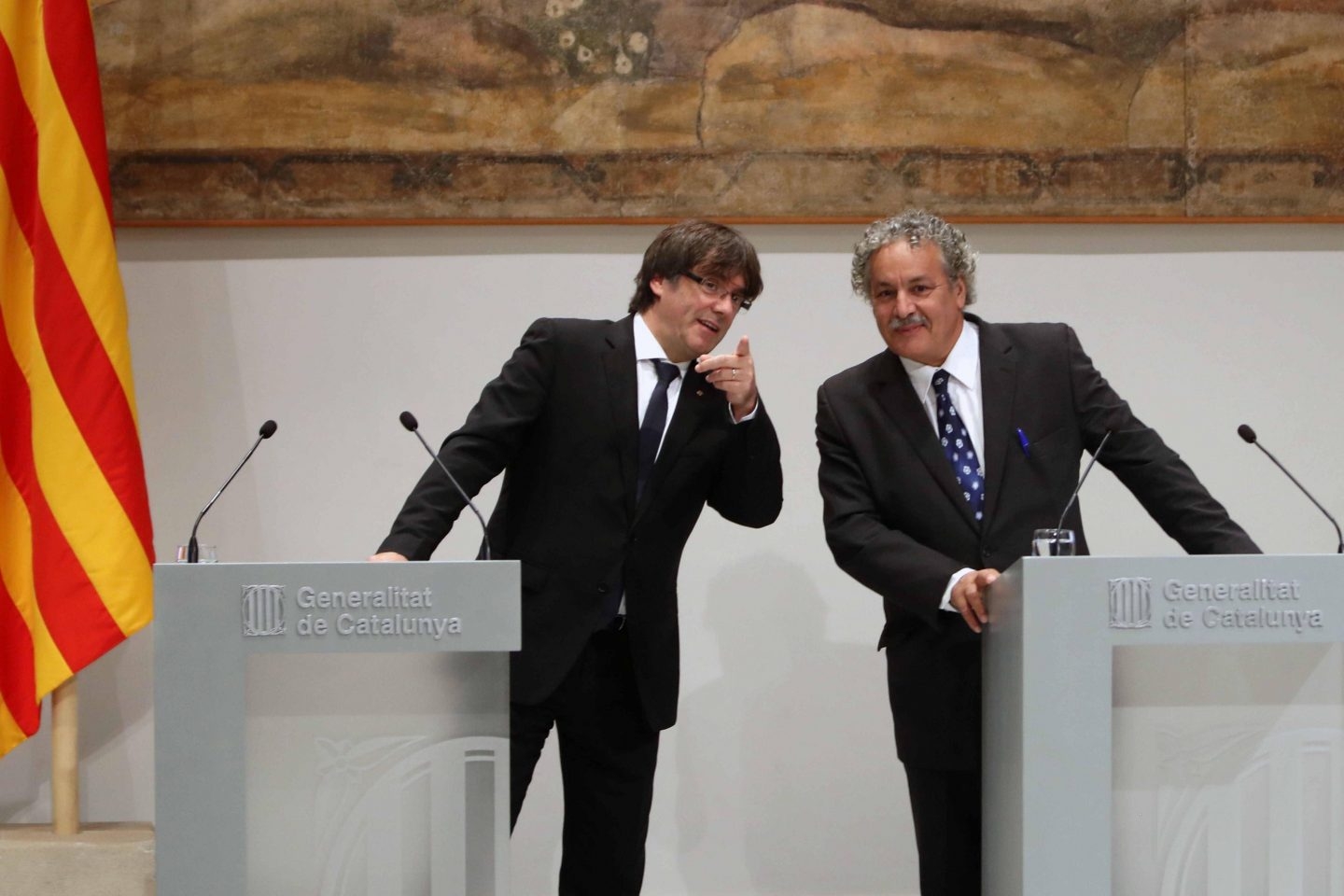 El presidente de la Generalitat, Carles Puigdemont, y el Premio Nobel de la Paz 2015, Ahmed Galai en el Palau de la Generalitat.