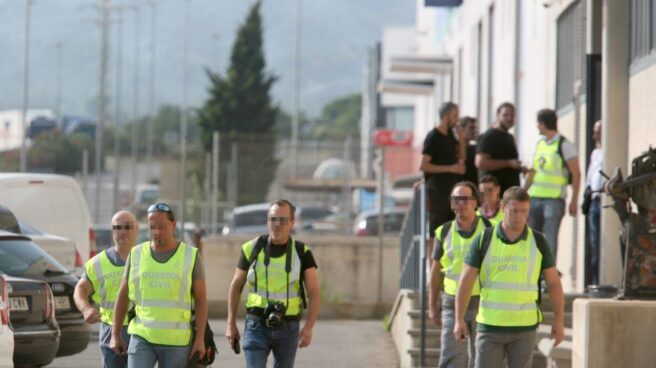 Agentes de la Guardia Civil salen tras el registro de las instalaciones de la imprenta de Constantí (Tarragona)