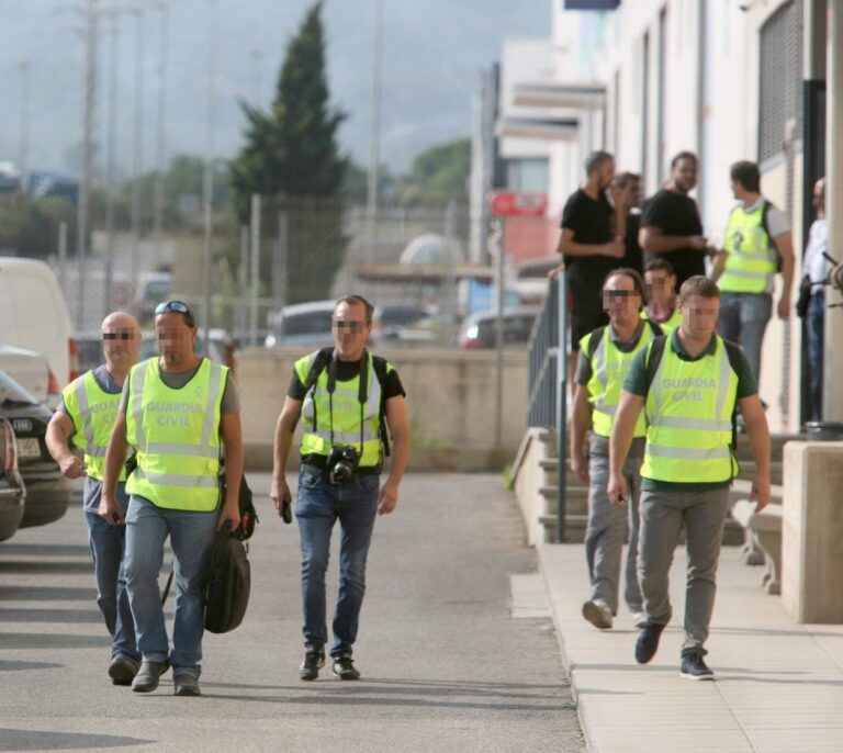 La Guardia Civil interviene en Sabadell material electoral para el 1-O