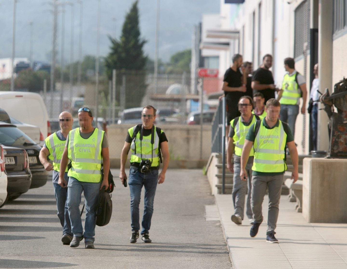 Agentes de la Guardia Civil salen tras el registro de las instalaciones de la imprenta de Constantí (Tarragona)