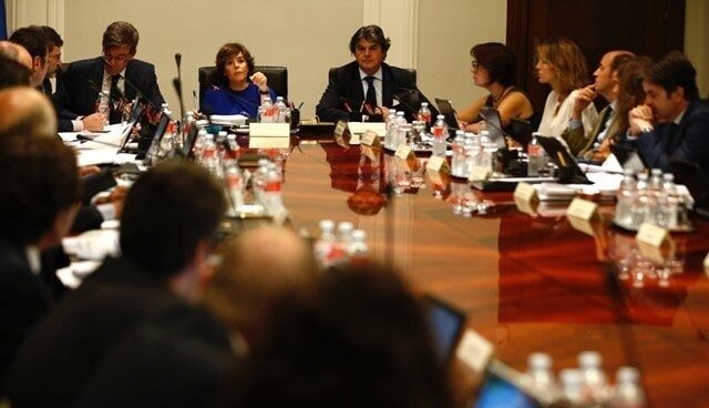 La vicepresidenta del Gobierno, Sáenz de Santamaría, reúne a los Secretarios de Estado en La Moncloa para estudiar las respuestas a la Ley del Referéndum.