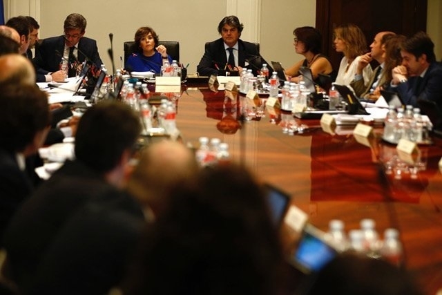 La vicepresidenta del Gobierno, Sáenz de Santamaría, reúne a los Secretarios de Estado en La Moncloa para estudiar las respuestas a la Ley del Referéndum.