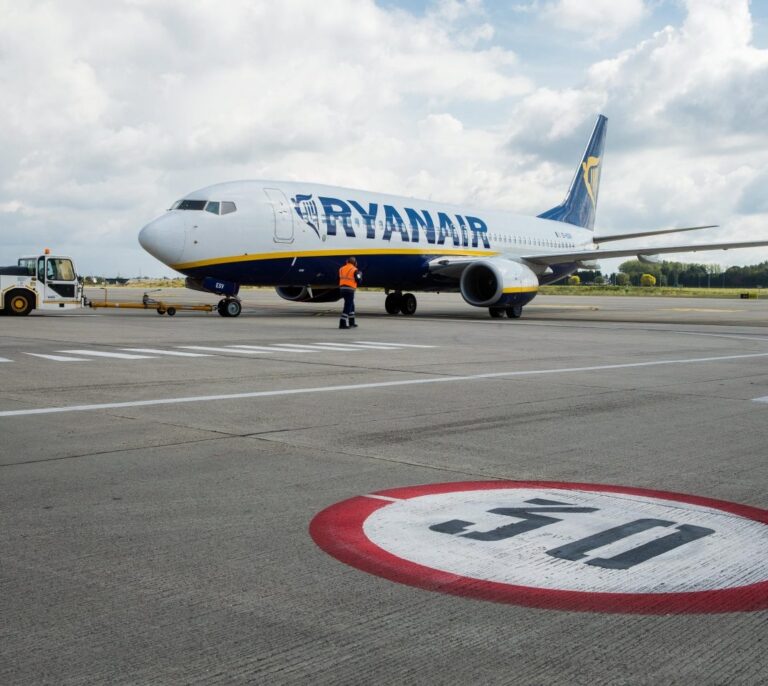 Ryanair admite que ha bajado un 30% el precio de los vuelos a Cataluña para poder llenarlos