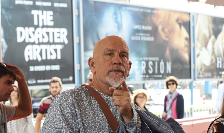 El presidente del jurado oficial, John Malkovich, pasa por la alfombra roja para ver una de las proyecciones de la 65 edición del Festival Internacional de Cine San Sebastián.