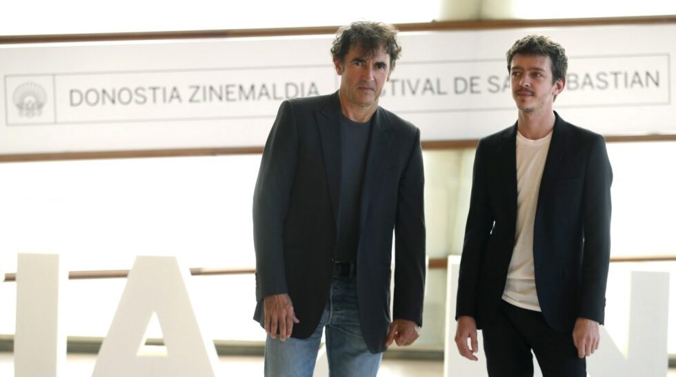 El realizador francés, Albert Dupontel (i), posa junto al actor argentino, Nahuel Pérez Biscayart (d), hoy tras presentar su película "Au revoir Là haute", en el marco de la 65 edición del Festival Internacional de Cine de San Sebastián.
