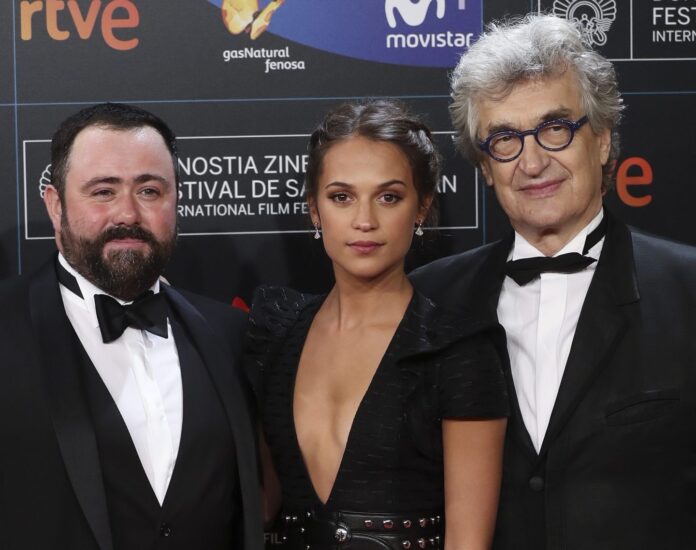 El actor británico Celyn Jones, la actriz sueca Alicia Vikander y el realizador alemán Wim Wenders, a su llegada esta noche a la gala inaugural de la 65 Edición del Festival Internacional de Cine de San Sebastián.