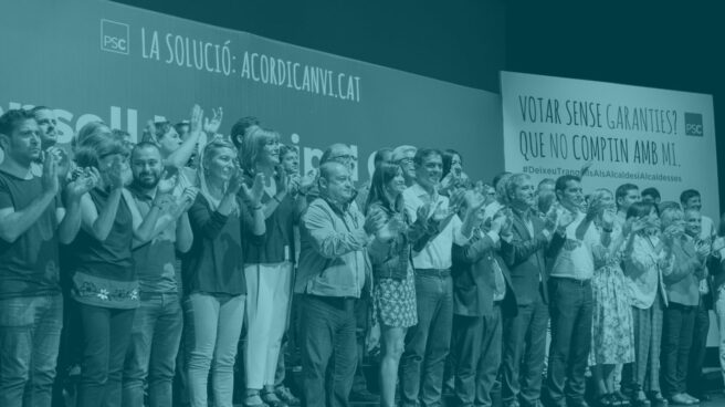 Los alcaldes del PSC, en una reunión con Pedro Sánchez en Santa Coloma.