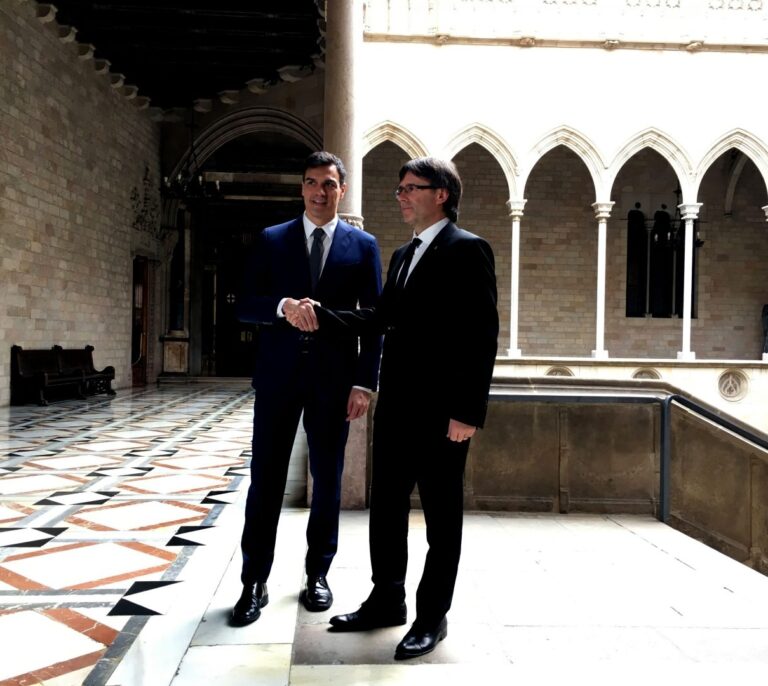 Puigdemont pide una entrevista secreta a Pedro Sánchez tras su voto contra el Gobierno