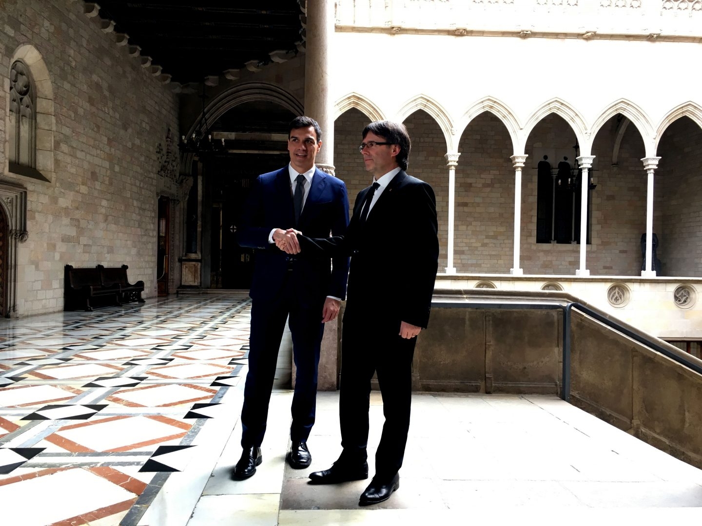 Puigdemont pide una entrevista secreta a Pedro Sánchez tras su voto contra el Gobierno