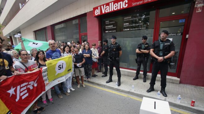 La Guardia Civil registra la sede del semanario 'El Vallenc' en busca de papeletas