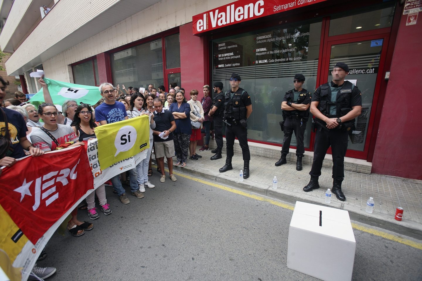 La Guardia Civil registra la sede del semanario 'El Vallenc' en busca de papeletas