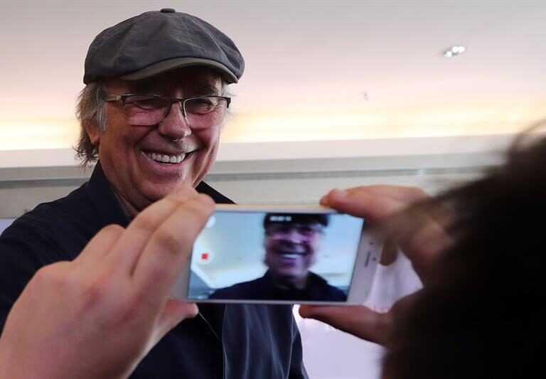 Serrat gana la partida a los independentistas