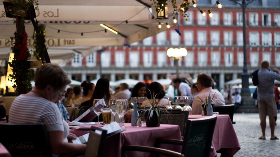 Comensales en una de las terrazas de la plaza