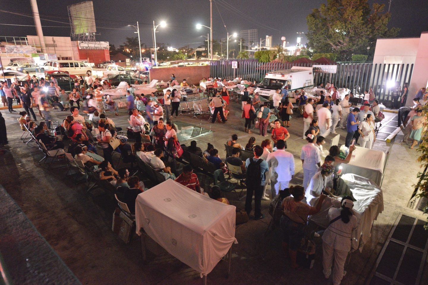 Pacientes y médicos de un hospital en Villahermosa ( México)