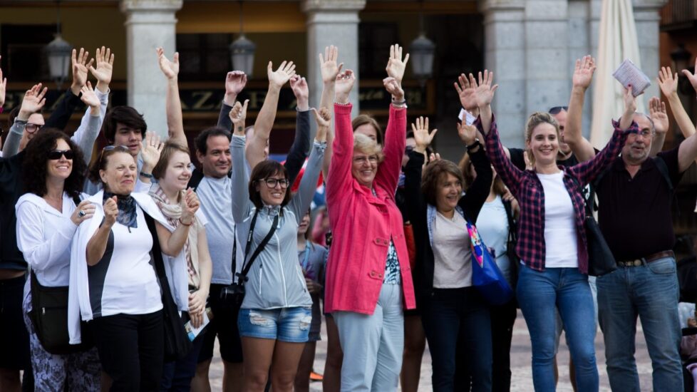 Turistas posando para una foto durante su paseo por la plaza.