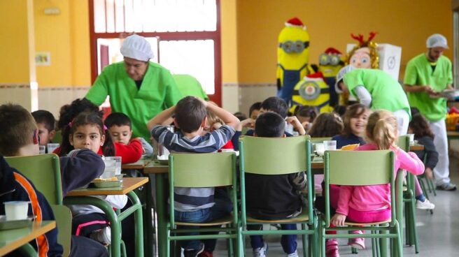 un estudio revela que los nños que comen en el comedor escolar comen peor Toman menos frutas y verduras, lácteos y legumbres, pero más snacks y aperitivos.