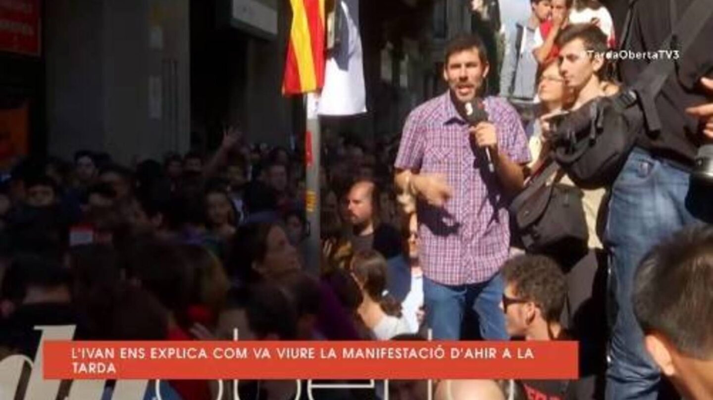 El periodista de TV3, saltando sobre el coche de la Guardia Civil durante una conexión en directo.