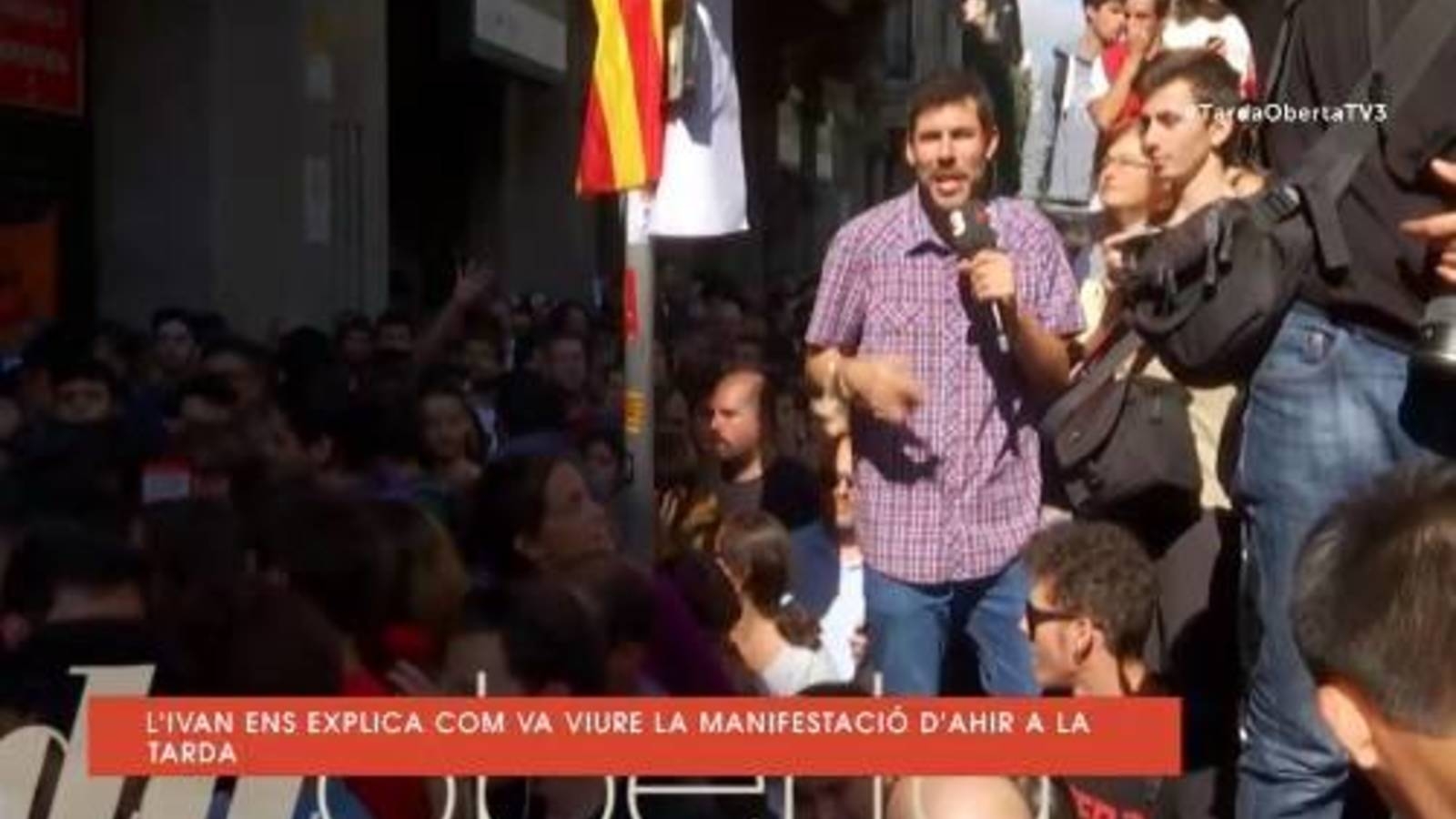 El periodista de TV3, saltando sobre el coche de la Guardia Civil durante una conexión en directo.