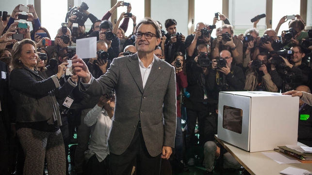 Artur Mas muestra una papeleta durante la consulta del 9-N.