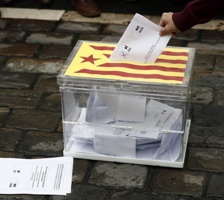 Pagan 250 euros por una urna del 1-O en una subasta solidaria en Cataluña