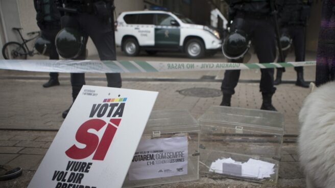 Agentes de la Guardia Civil en la imprenta Artyplan de Sant Feliu de Llobregat.