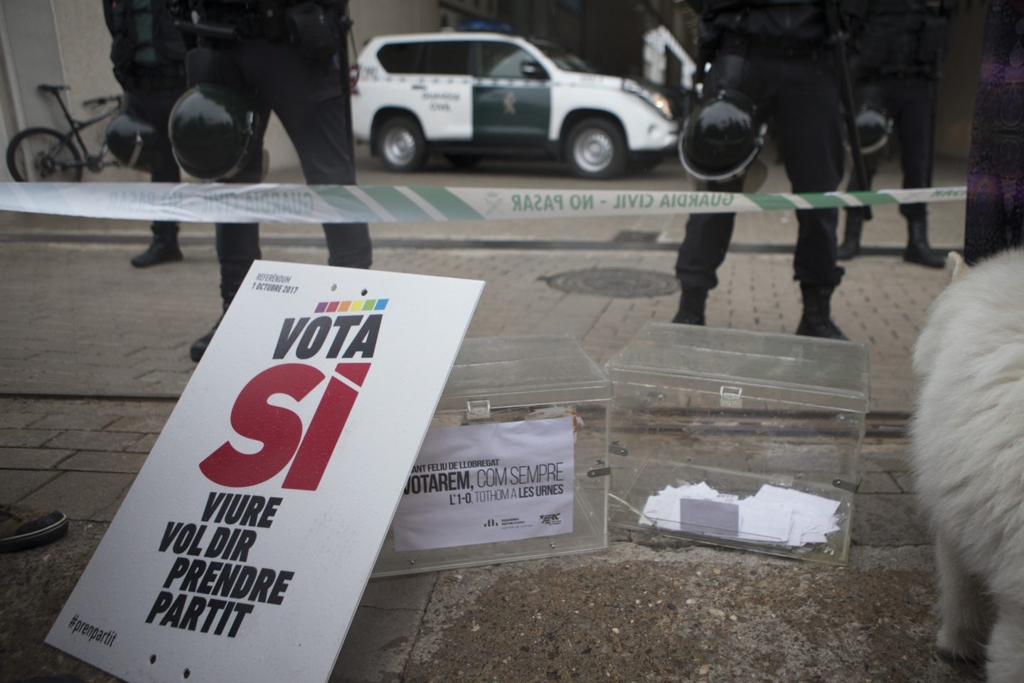 Agentes de la Guardia Civil en la imprenta Artyplan de Sant Feliu de Llobregat.