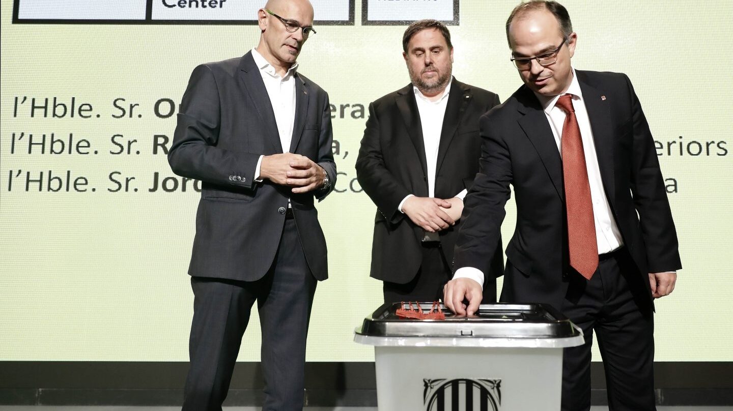 Raül Romeva, Oriol Junqueras y Jordi Turull, con la urna del referéndum.
