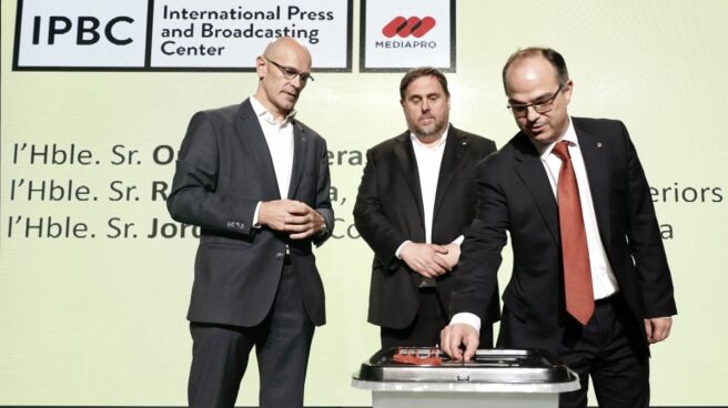 Raül Romeva, Oriol Junqueras y Jordi Turull, con la urna del referéndum.