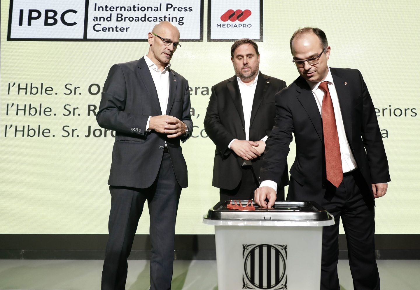 Raül Romeva, Oriol Junqueras y Jordi Turull, con la urna del referéndum.