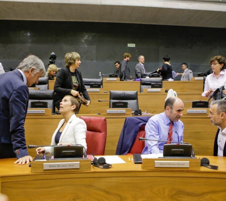 El cuatripartito de Barkos no apoya exigir a ETA que "pida perdón a las víctimas" y "esclarezca sus crímenes"