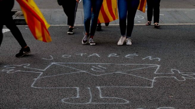 Una pintada en el asfalto reinvindica el referéndum ante la Universidad de Barcelona.