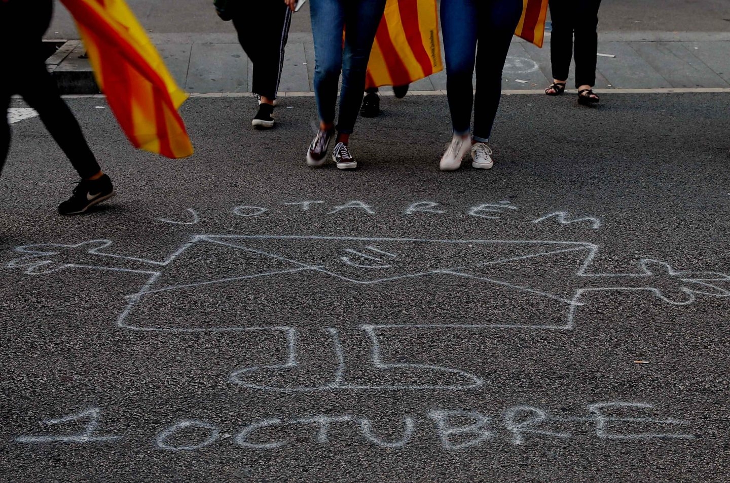 Una pintada en el asfalto reinvindica el referéndum ante la Universidad de Barcelona.
