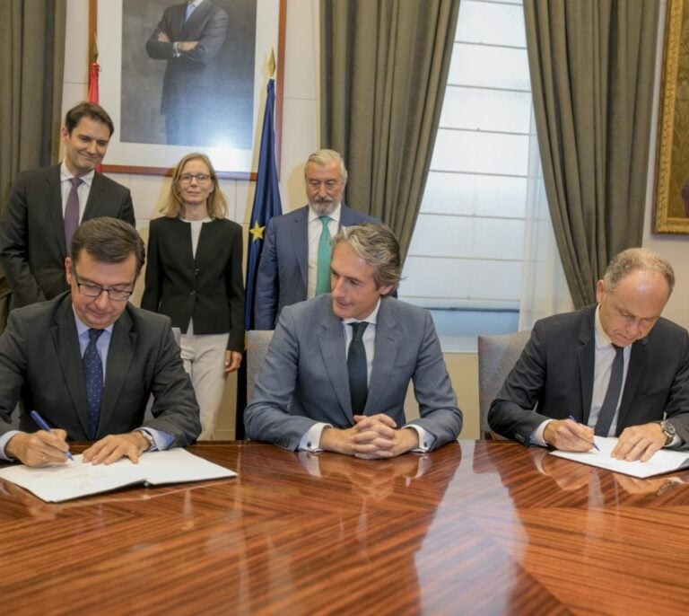 El BEI firma los primeros 600 millones de su crédito al AVE vasco