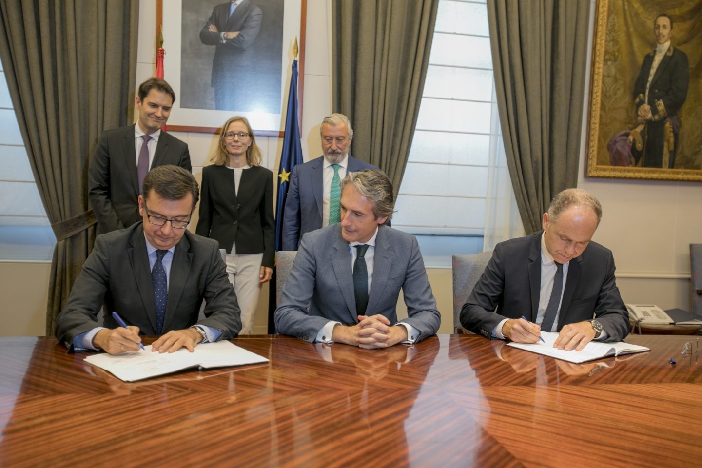 El BEI firma los primeros 600 millones de su crédito al AVE vasco
