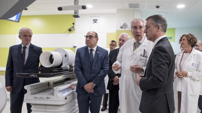 El lehendakari Iñigo Urkullu, junto al consjero de Salud, Jon Darpón, durante una visita a un hospital público vasco.
