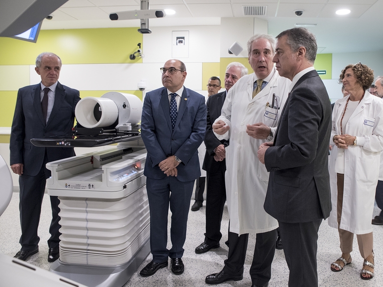 El lehendakari Iñigo Urkullu, junto al consjero de Salud, Jon Darpón, durante una visita a un hospital público vasco.