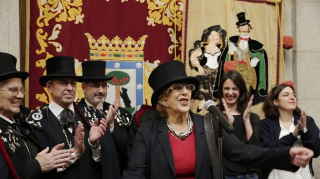 Carmena recibe a la Alegre Cofradía del Entierro de la Sardina, en marzo de 2017.