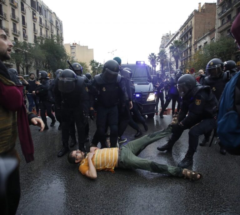El juez imputa a ocho mandos policiales por las cargas del 1-O en Barcelona