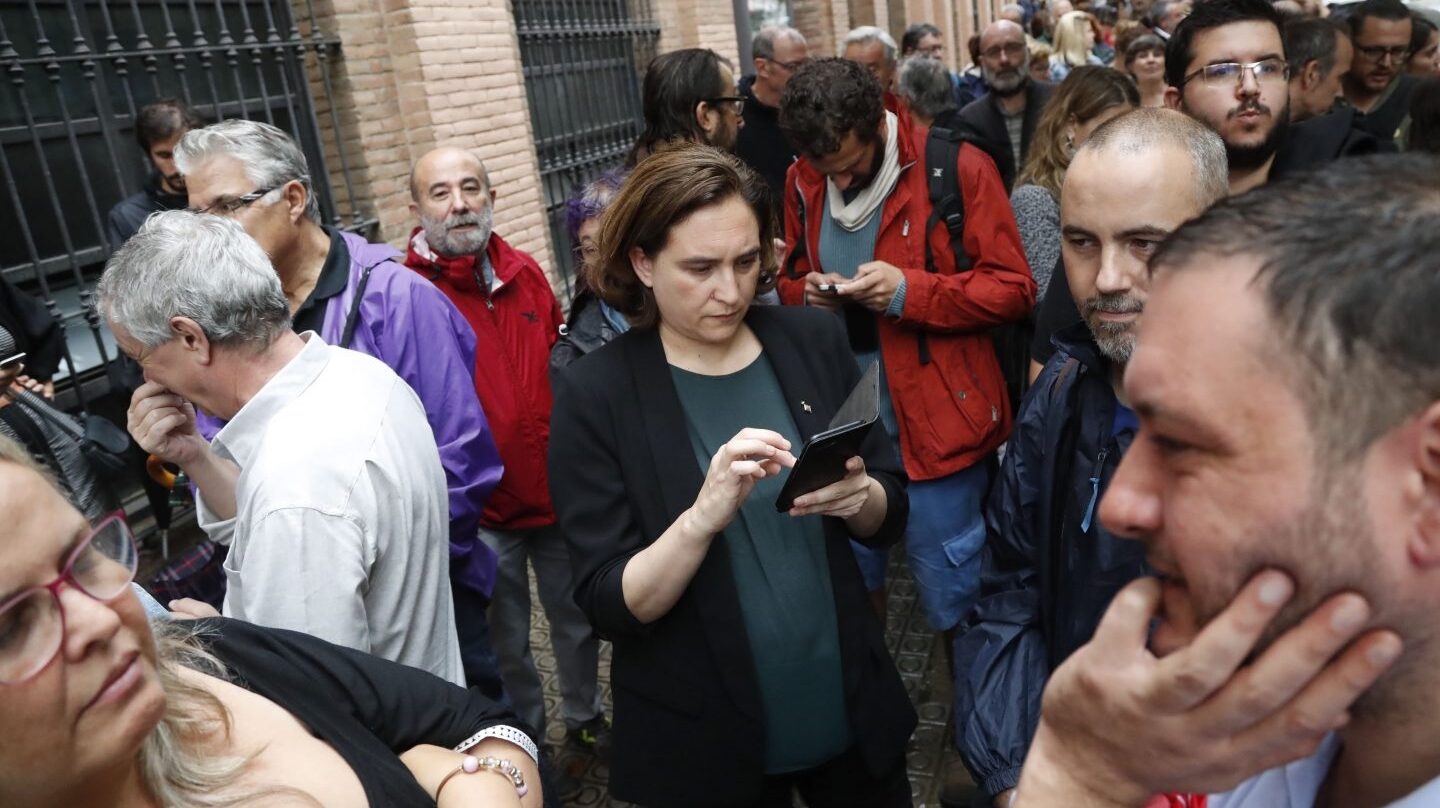 La alcaldesa de Barcelona, Ada Colau, en el centro cívico La Sedeta de Barcelona donde numerosas personas hacen cola para votar en el referéndum del 1-O.