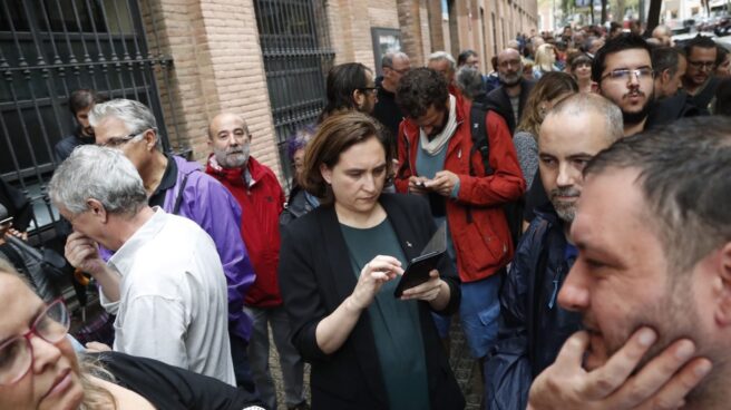 La alcaldesa de Barcelona, Ada Colau, en el centro cívico La Sedeta de Barcelona donde numerosas personas hacen cola para votar en el referéndum del 1-O.