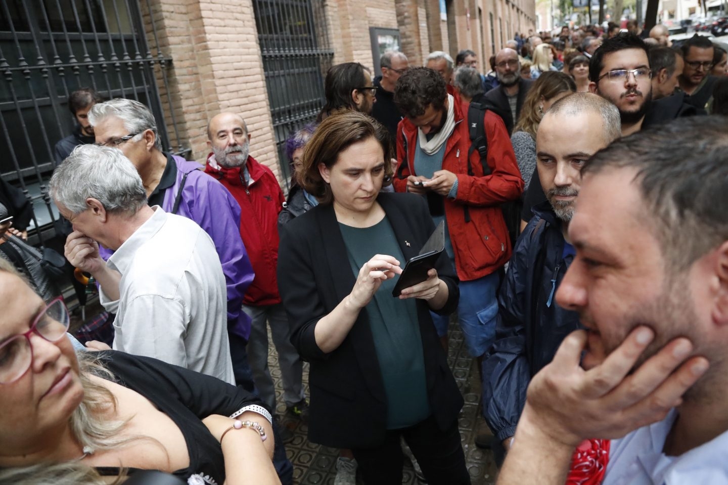 La alcaldesa de Barcelona, Ada Colau, en el centro cívico La Sedeta de Barcelona donde numerosas personas hacen cola para votar en el referéndum del 1-O.