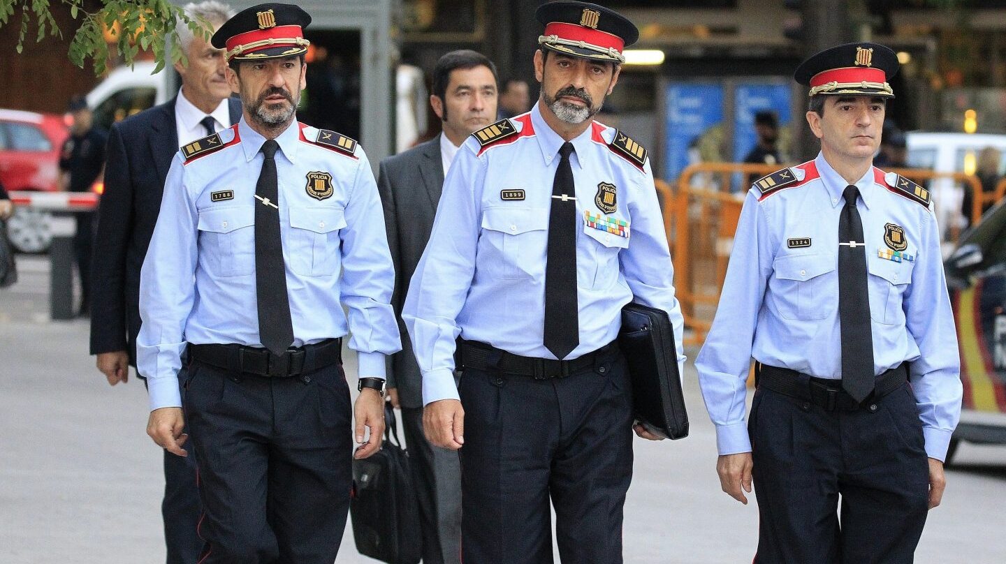 El mayor de los mossos, Josep Lluís Trapero (centro), a su llegada a la Audiencia Nacional el pasado 6 de octubre.