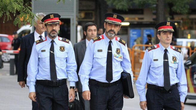 Lamela rastrea las llamadas de Trapero y 'los Jordis' antes y después del 1-O El mayor de los mossos, Josep Lluís Trapero (centro), a su llegada a la Audiencia Nacional el pasado 6 de octubre.