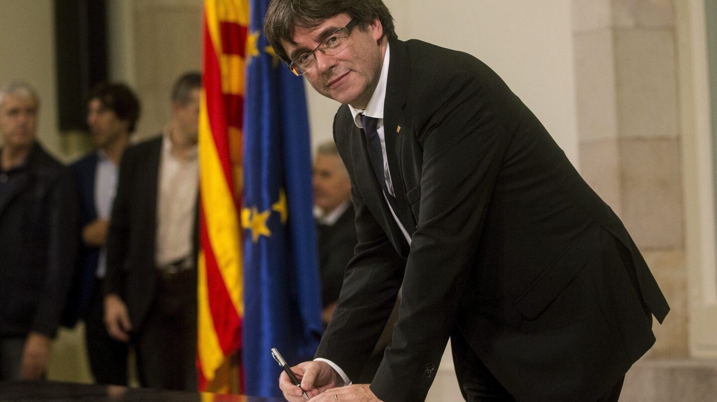 10-O: Puigdemont firma el documento de independencia.