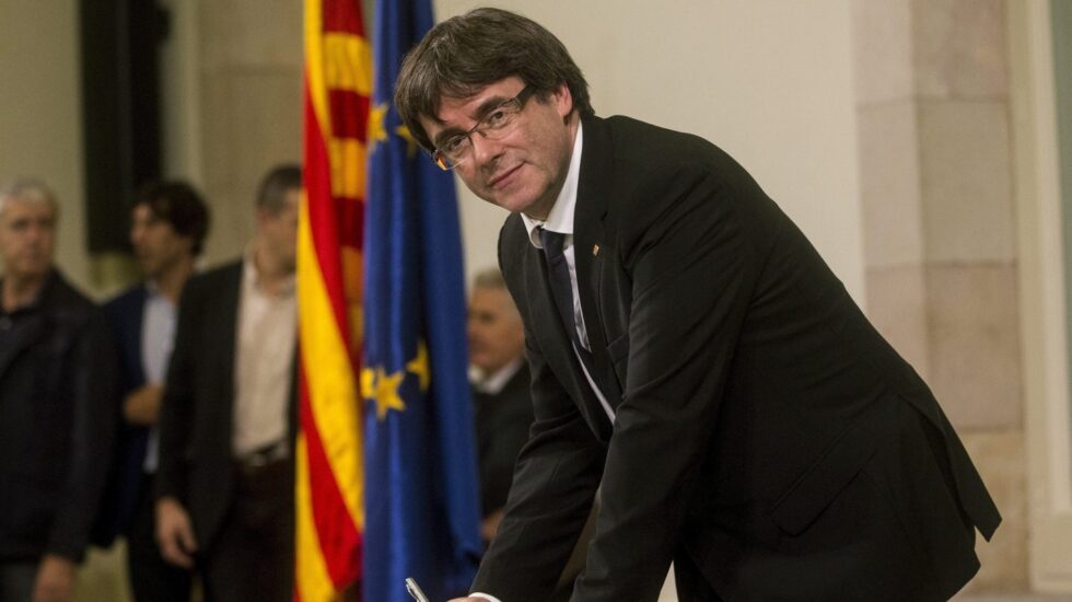 10-O: Puigdemont firma el documento de independencia.