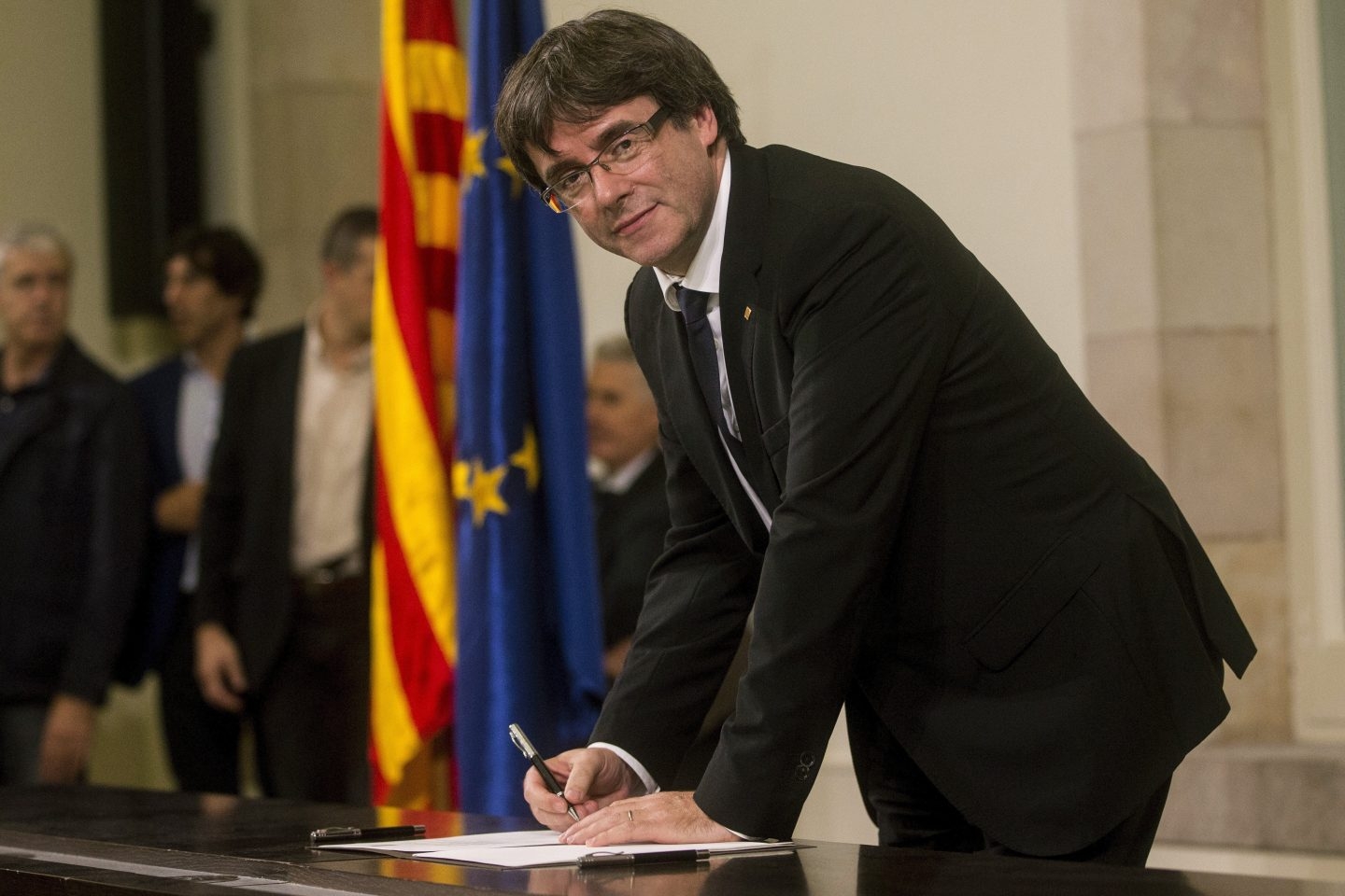 10-O: Puigdemont firma el documento de independencia.