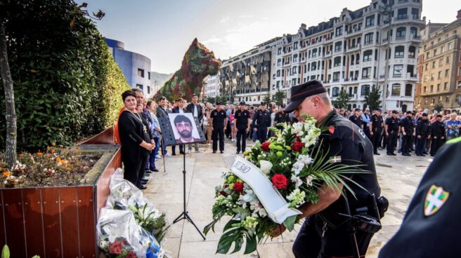 Agentes de la Ertzaintza ponen flores delante del monolito que hay en recuerdo de Txema Agirre. Agentes de la Ertzaintza ponen flores delante del monolito que hay en recuerdo de Txema Agirre.