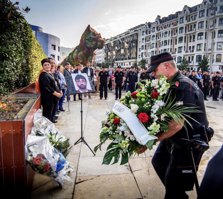 El Gobierno vasco ignora el homenaje al ertzaina que frustró el atentado contra el Rey en la inauguración del Guggenheim