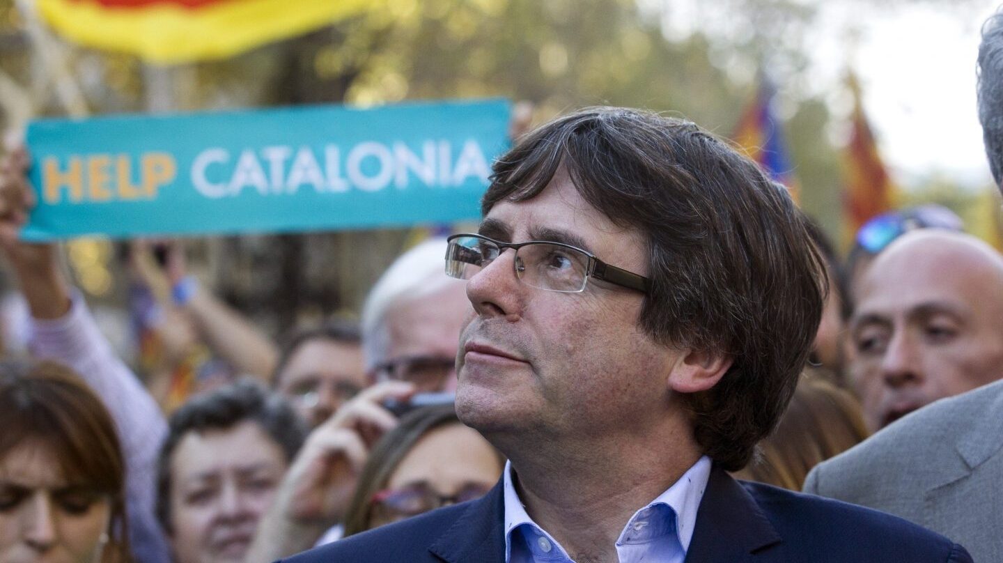 El presidente de la Generalitat, Carles Puigdemont, durante la manifestación en Cataluña por la liberación de Jordi Sànchez y Jordi Cuixart.