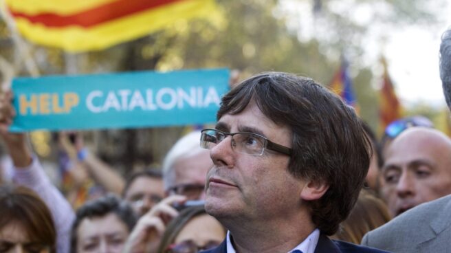 El presidente de la Generalitat, Carles Puigdemont, durante la manifestación en Cataluña por la liberación de Jordi Sànchez y Jordi Cuixart.